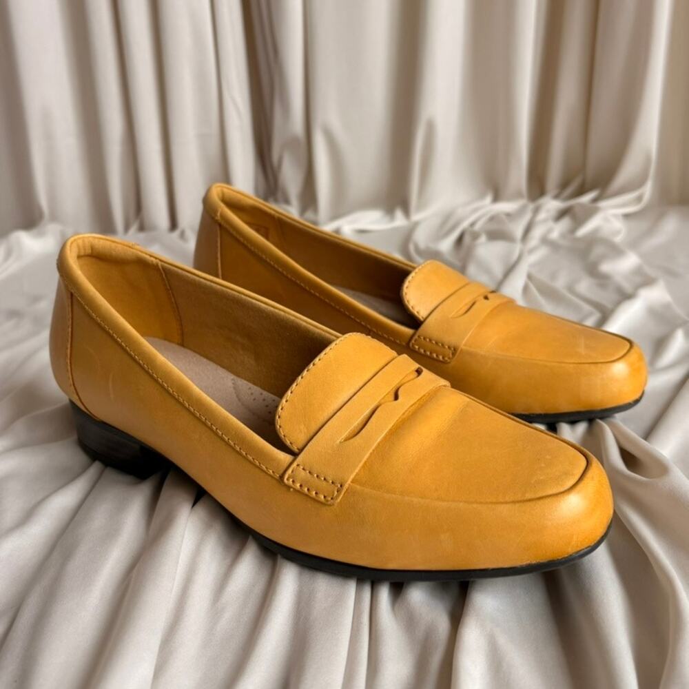 Clarks Juliet Coast Egg Yolk Yellow Leather Loafers - Size 7.5